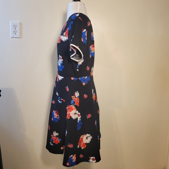 Vince Camuto: Women's Size 8/M "Traveling Blooms" Knee-length Short-sleeve Dress - Picture 6 of 11